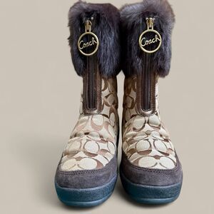 Coach winter boot beautiful fur detailing. Size 6 1/2